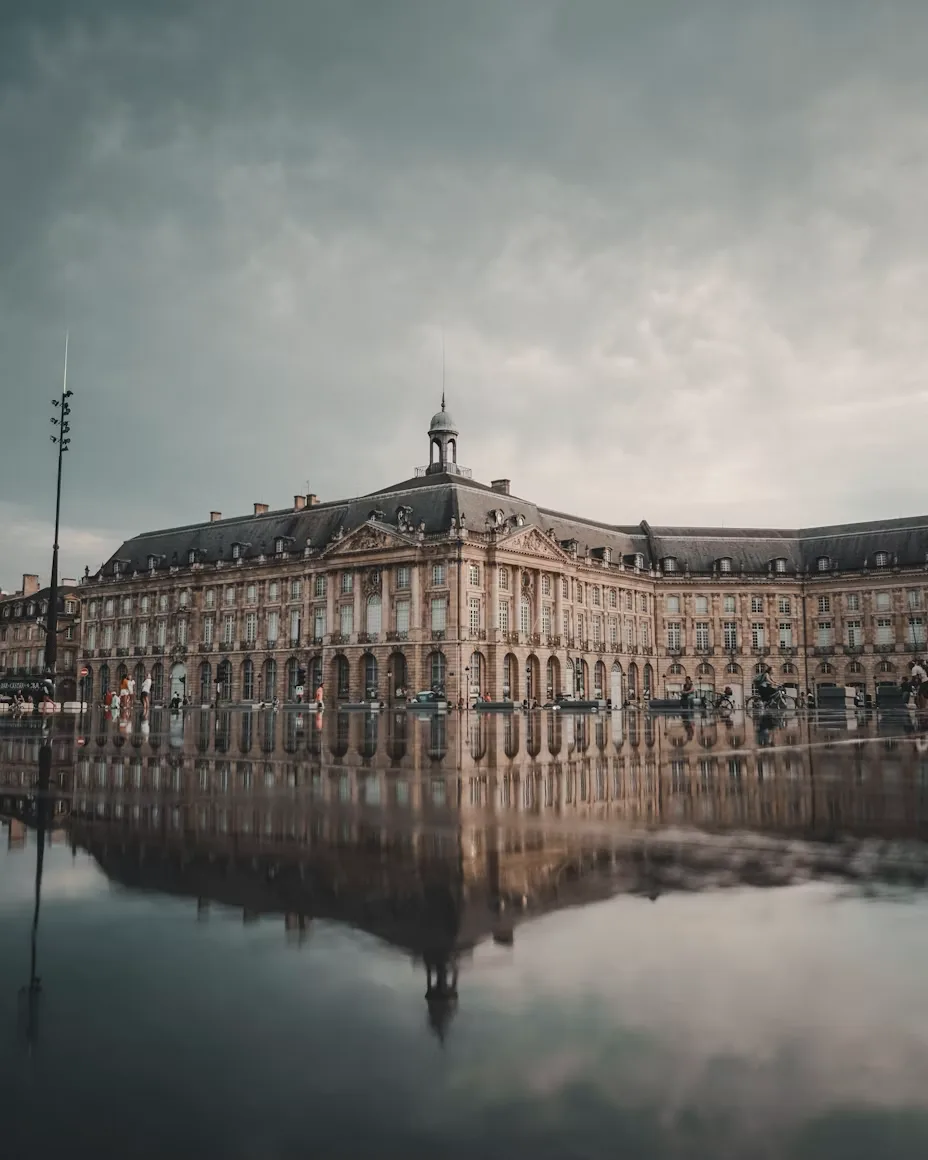 Bordeaux, la place de la Bourse et son reflet dans le miroir d’eau