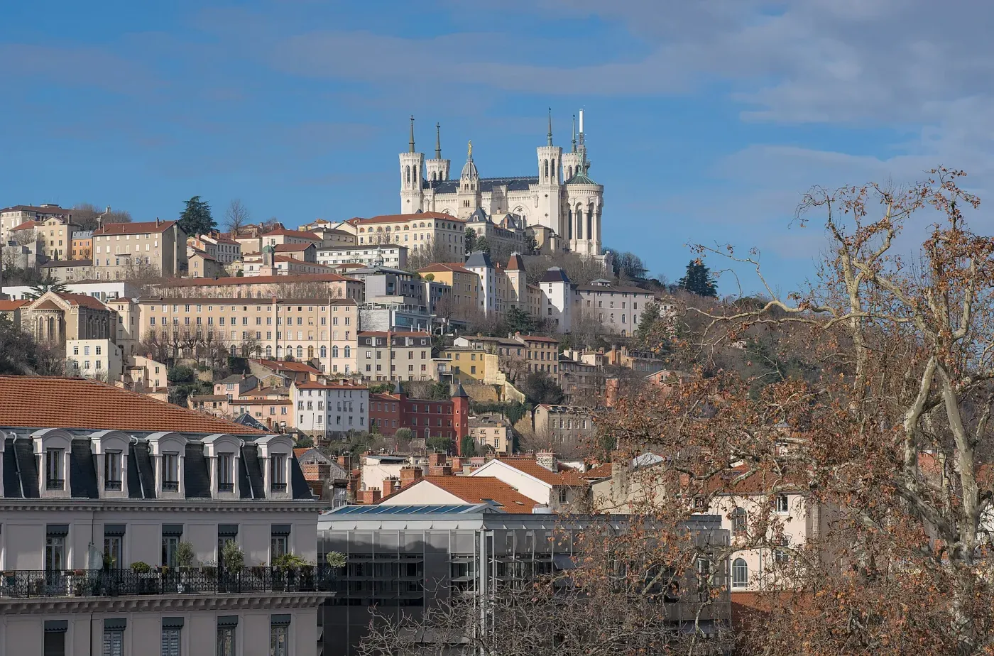 Lyon, la colline de Fourvière et sa basilique au‑dessus des toits de la presqu’île